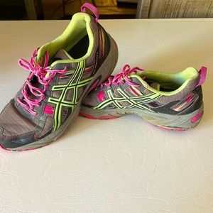 Women Size 10 Aasics running shoe